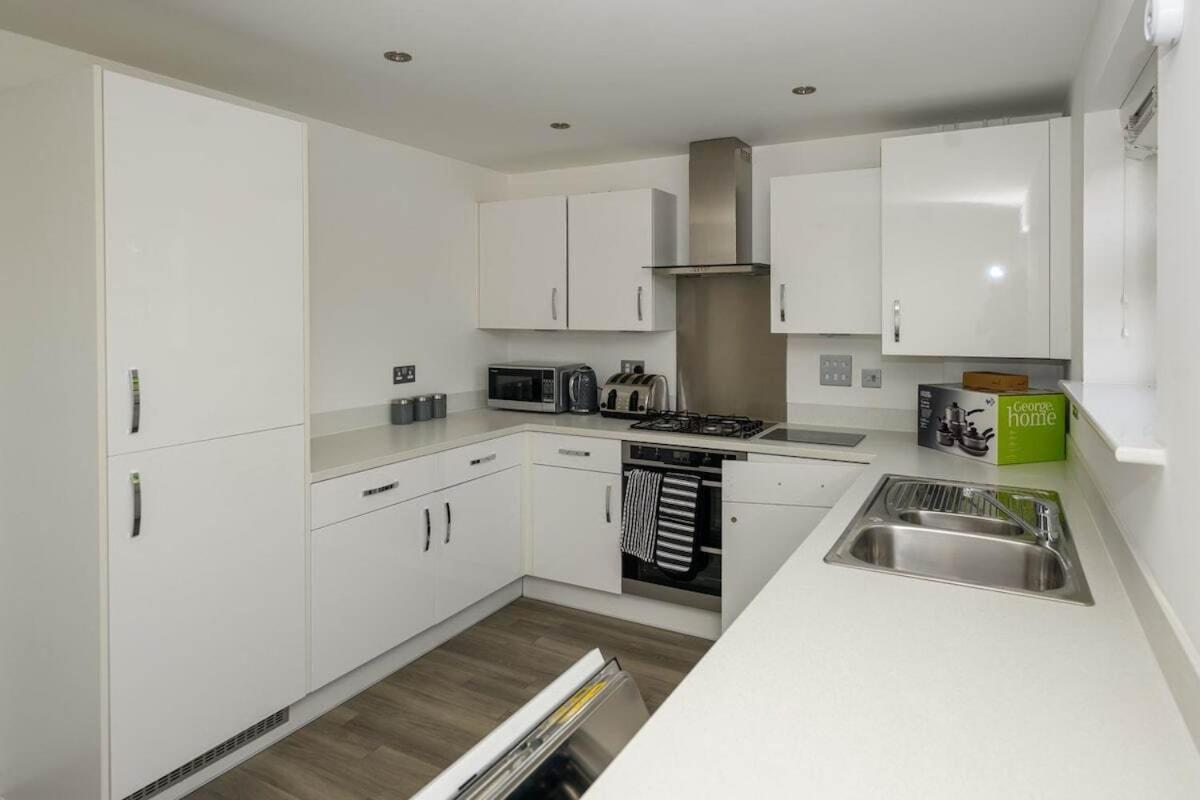Luxury 5 Bedroom House With Parking Chatham  Exteriör bild