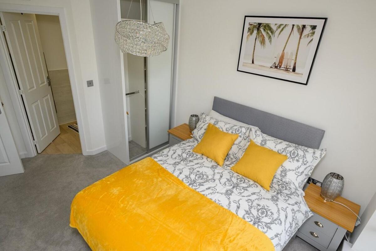 Luxury 5 Bedroom House With Parking Chatham  Rum bild